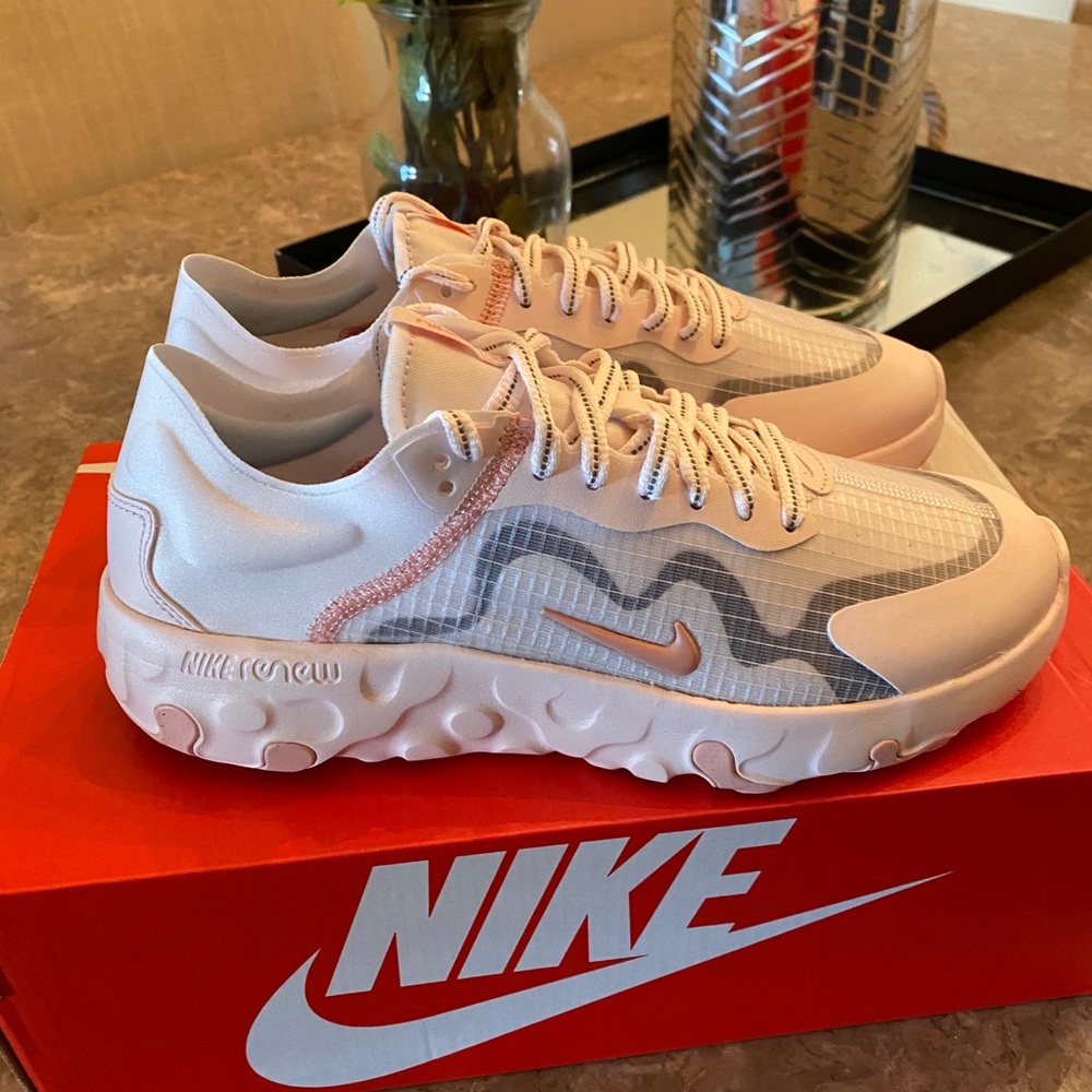 “Nike renew lucent”